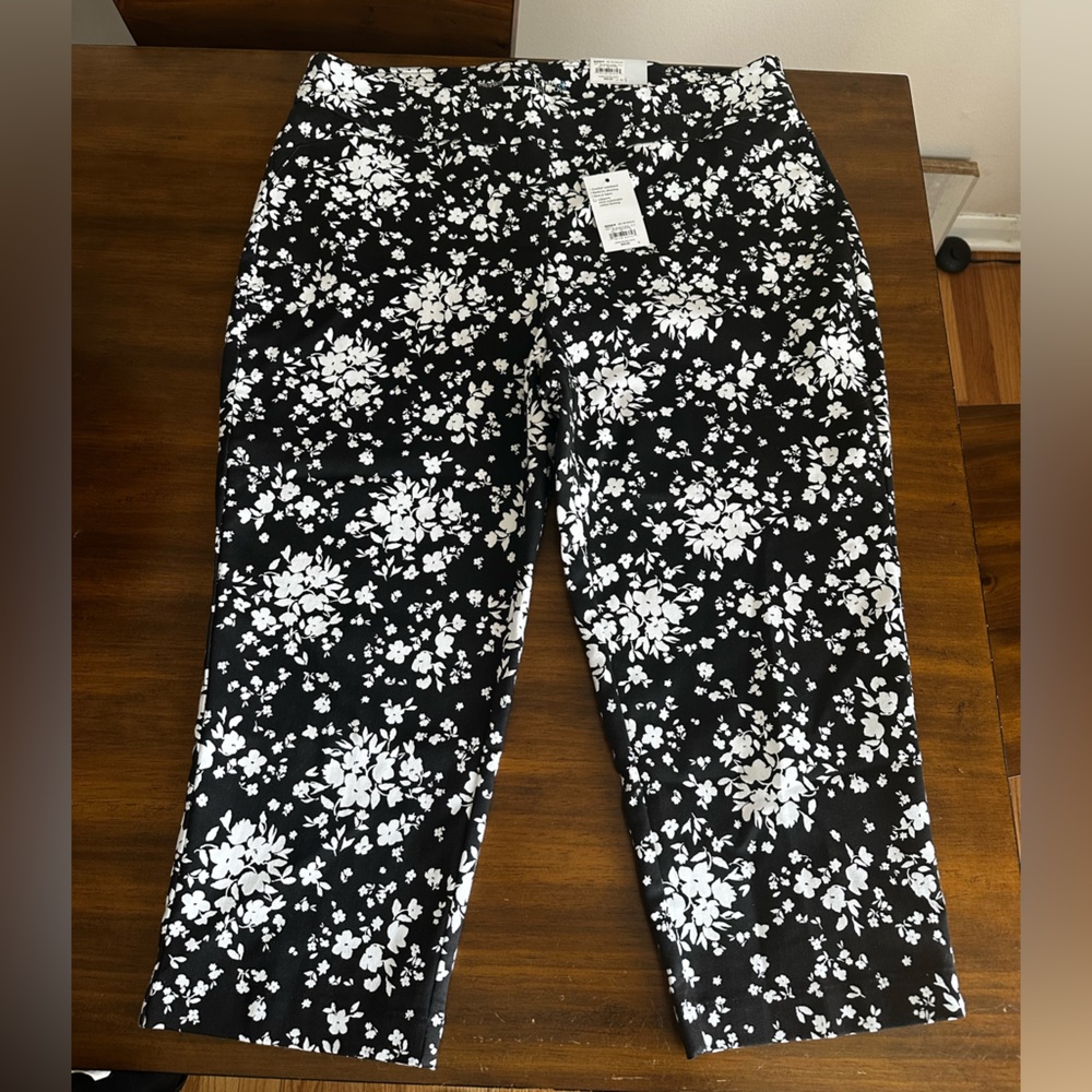 Croft and Borrow Stretch Capri Size 16W Regular Black/White Floral - Picture 3 of 5